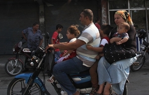 bir-motosiklette-5-kisi-6334972_300.jpg